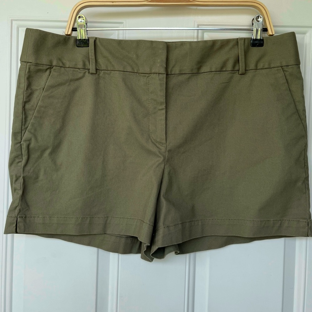 •LOFT• NWT Riviera Army Green Twill Shorts - Size 14